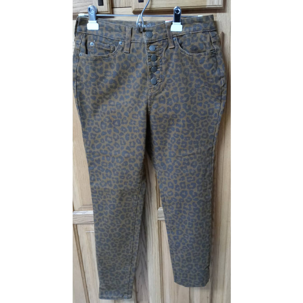 Time And Tru High Rise Curvy Cheetah Print Woman's Jeans. Size 4